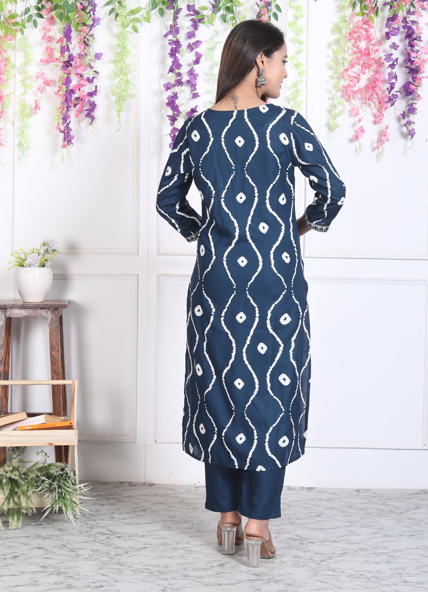 Teal Lehriya Printed Women Embroidered V neck Staright Kurta