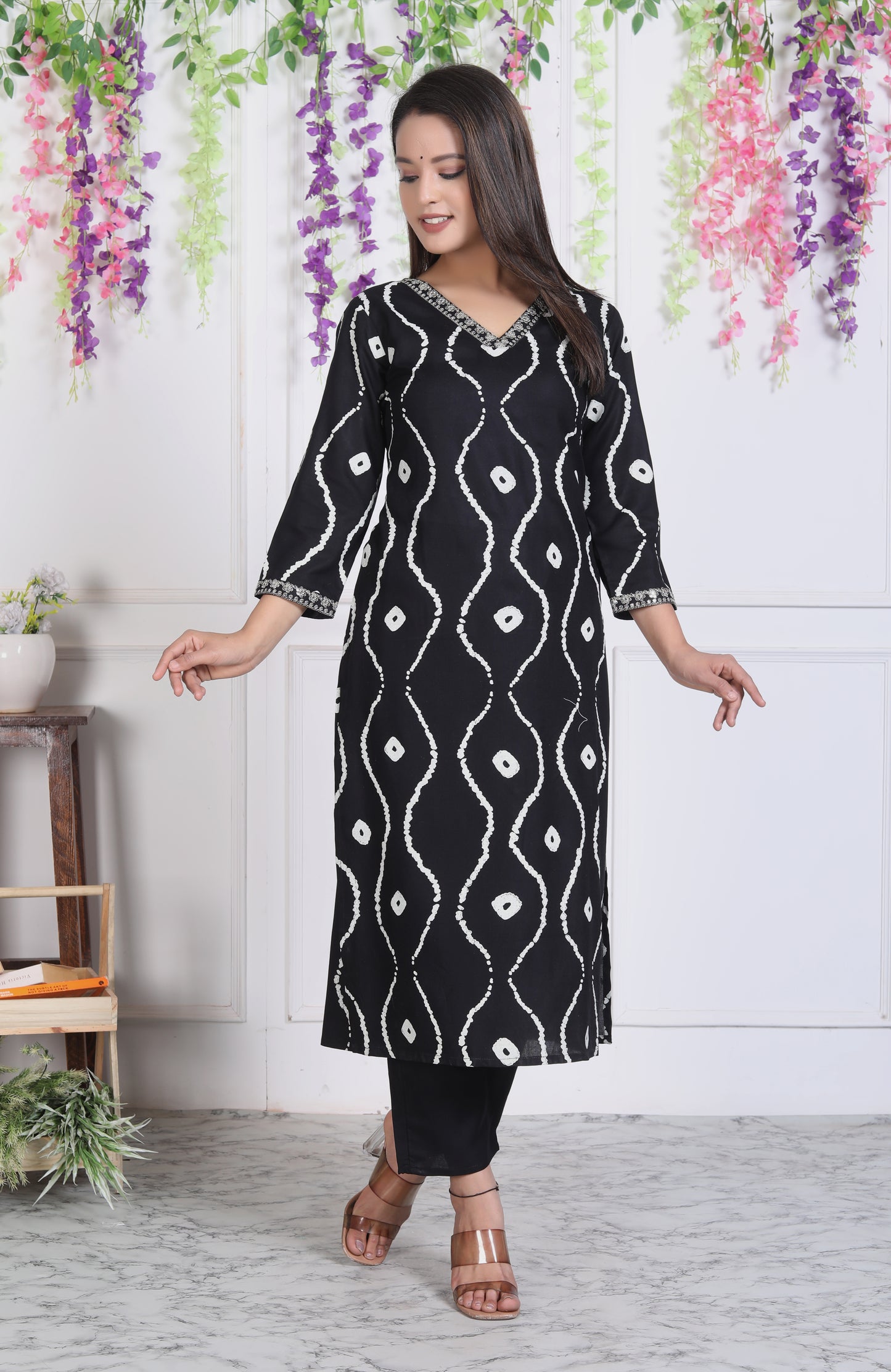Black Lehriya Printed Women Embroidered V neck Staright Kurta