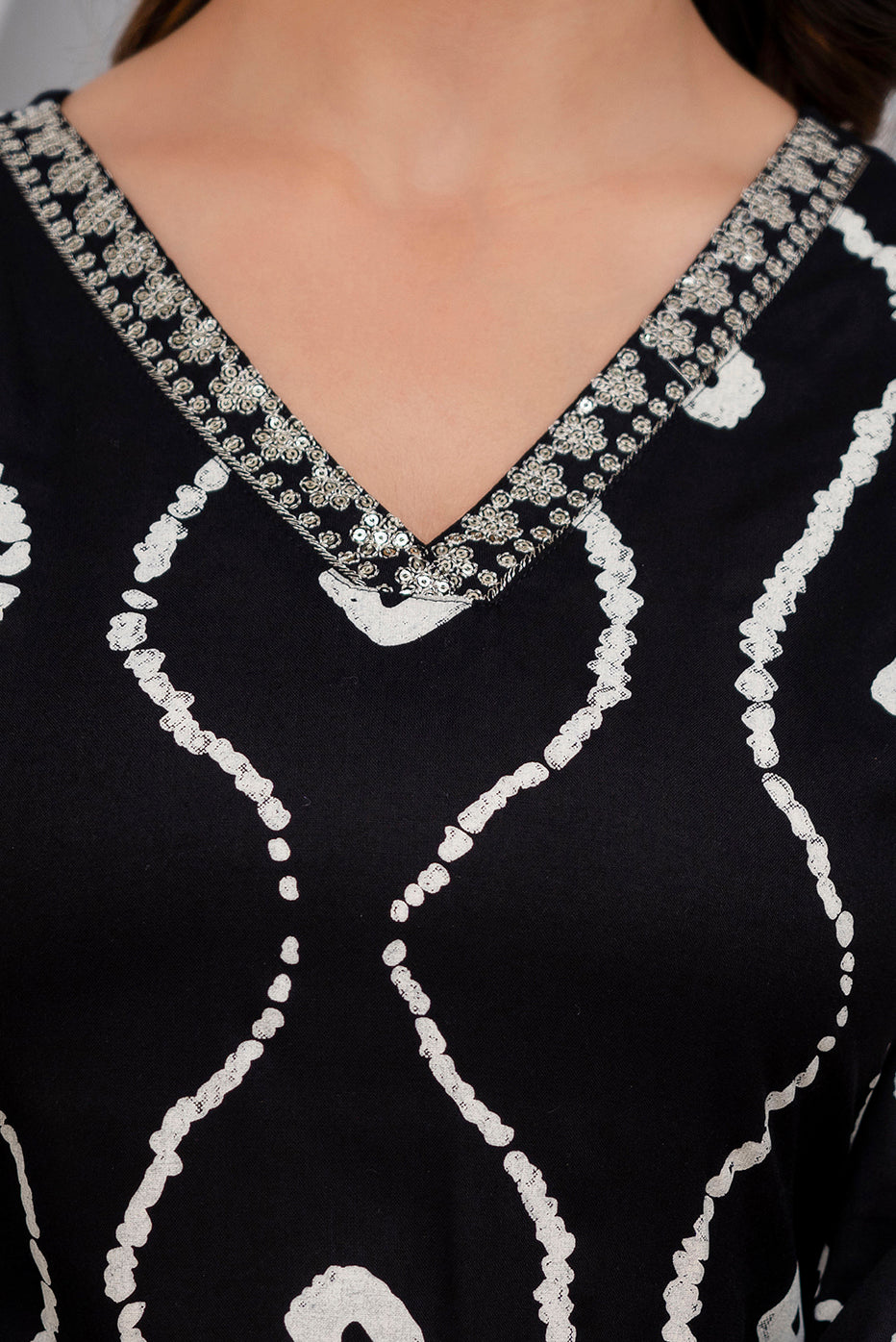 Black Lehriya Printed Women Embroidered V neck Staright Kurta Set